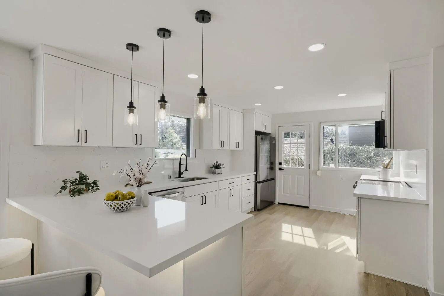White shaker kitchen with quartz counters